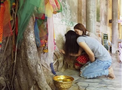 Los creyentes apostadores se acercan al árbol sagrado y les dejan ofrendas.