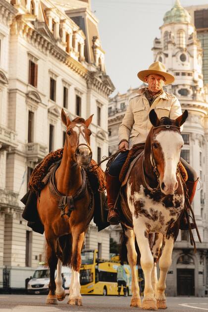 Los Criollos a metros del Cabildo