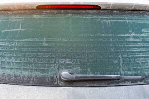 Los cristales del auto pueden descongelarse con una serie de trucos caseros