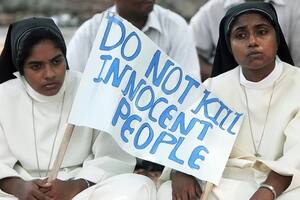 Los cristianos son una minoría religiosa en la India. El cartel reza: "no maten a gente inocente"