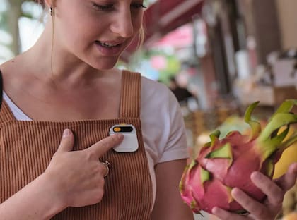 Los críticos del Humane AI Pin señalaron que el dispositivo está por debajo del estándar actual de los celulares en cuanto a tiempo de respuesta, autonomía y funcionamiento general
