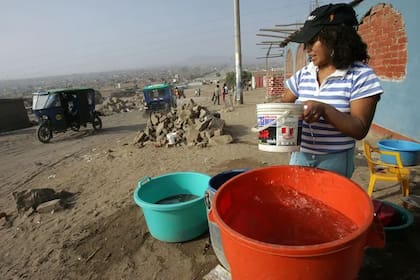 Los críticos señalan que la industria agroexportadora consume mucha agua en un país donde parte de la población no tiene acceso a ella