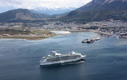 Los cruceros, desde la ciudad de Ushuaia, son el principal medio de transporte del turismo antártico
