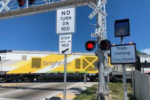 Los cruces del tren en las comunidades del tramo entre el centro y sur de Florida generan algunas incomodidades para los habitantes