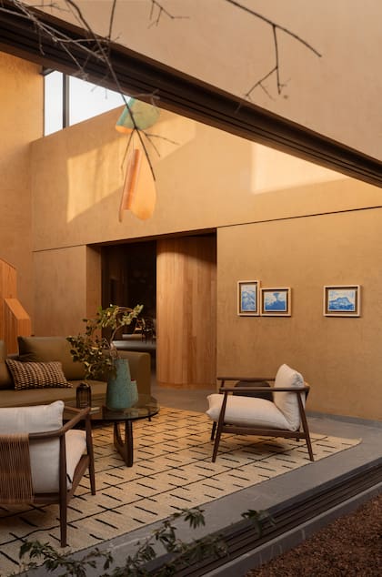 Los cuadros -pintados en acuarela y enmarcados por Encuadre- muestran el volcán Paricutín haciendo explosión y visto desde arriba.