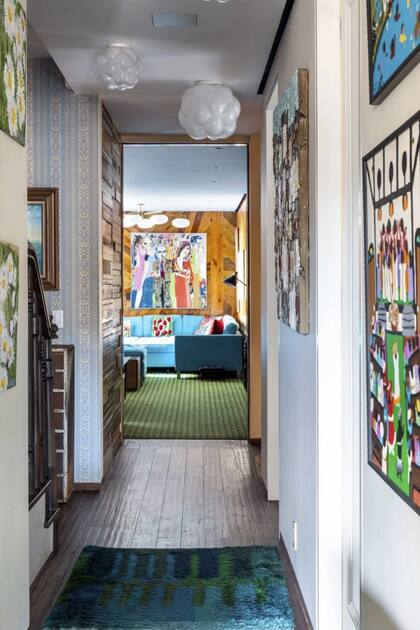 Los cuadros son una constante en el nuevo hogar de Cara, como puede verse en este hall que conduce a uno de los livings.