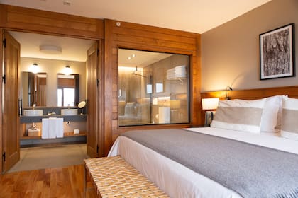 Los cuartos de dimensiones generosas tienen vistas a la naturaleza fueguina