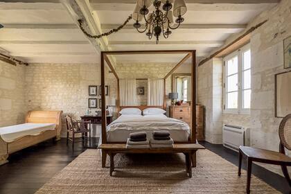 Los cuartos de las casas refaccionadas para ellos o los turistas que se hospedan en Château de Belebat son puro confort pero mantienen la estética austera de Rinaldi.