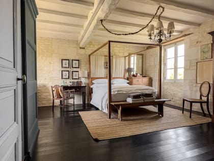 Los cuartos de las casas refaccionadas para ellos o los turistas que se hospedan en Château de Belebat son puro confort pero mantienen la estética austera de Rinaldi.