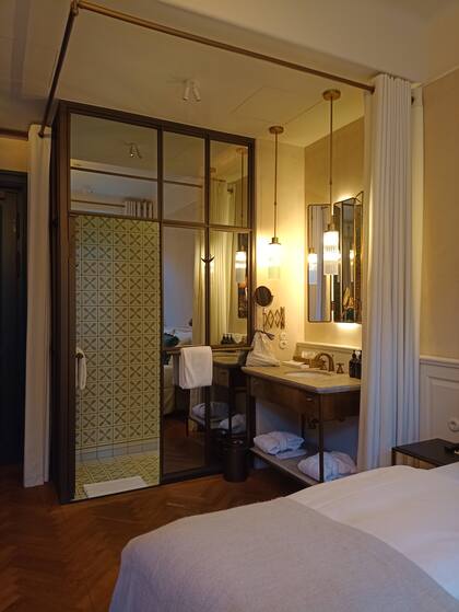 Los cuartos decorados con un estilo entre francés y años 20 le dan importancia al momento de "la toilette". Bacha y espejo, todo amplio. 