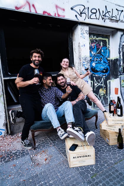 Los cuatro amigos y fundadores del bodegón: Santiago Palma, Ailén De Baños, Tomás Rodríguez Brust y Nicolás Medina