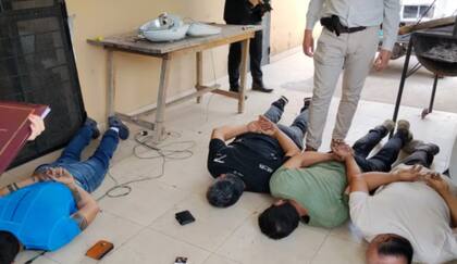 Los cuatro detenidos dentro de la casa del comisario