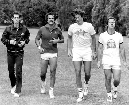 Los "cuatro fantásticos" italianos que ganaron la Copa Davis en 1976, en Chile: Corrado Barazzutti, Paolo Bertolucci, Adriano Panatta y Antonio Zugarelli. 