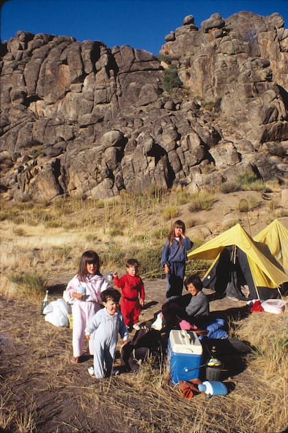 Los cuatro hijos de la familia se acostumbraron a viajar y a acampar