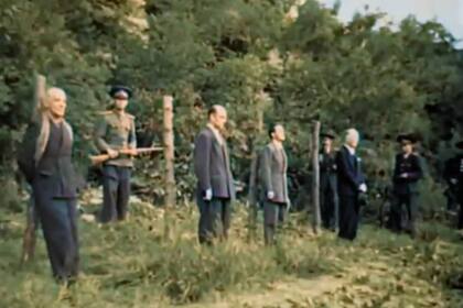 Los cuatro hombres de la dictadura de Ion Antonescu a punto de ser ejecutados: el dictador es el que se encuentra más alejado