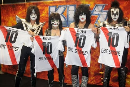 Los cuatro integrantes de Kiss, con las camisetas de River