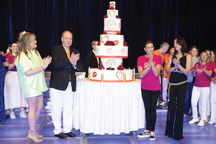 Los cuatro junto a la enorme torta con los colores de la bandera monegasca.