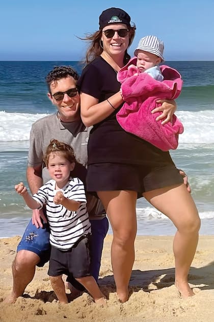 Los cuatro juntos: la princesa con su marido Jack y sus hijos August y Ernest (en brazos), durante sus vacaciones en Portugal. Es la primera foto de la familia completa y fue Eugenia quien la subió a sus redes sociales, donde tiene 1,8 millones de seguidores.