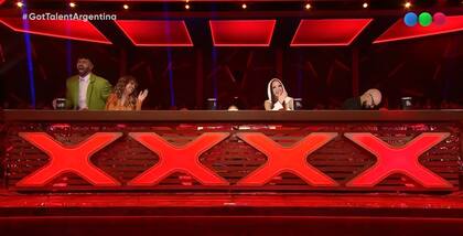 Los cuatro jurados tocaron el botón "X" para Amelia