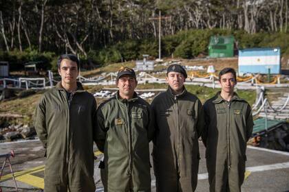 Los cuatro miembros de la Armada que habitaron la Isla de los Estados durante 45 días