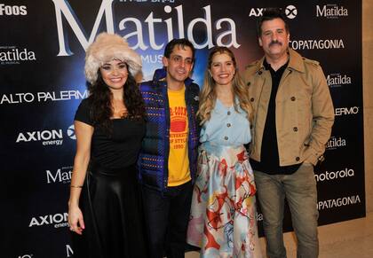 Los cuatro protagonistas adultos de Matilda, el musical posaron felices al terminar la función
