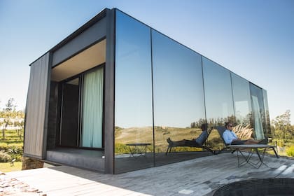 Los cuatro refugios de Sacromonte son espejados y reflejan el paisaje