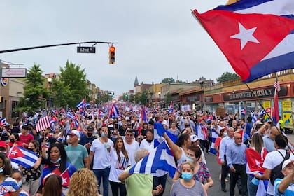 Los cubanos pueden presentar la solicitud de green card si han estado físicamente en Estados Unidos durante por lo menos un año y cumplen con otros ciertos requisitos