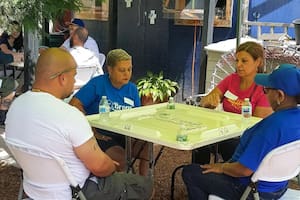 Las jugadas que usan migrantes cubanos y dominicanos del Bronx para ganar al dominó: los secretos del barrio