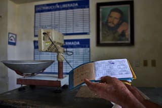Los cubanos tratan de sobrevivir con libretas de racionamiento en medio de la escasez