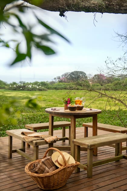Los cubiertos de madera con animales tallados y los cuencos son trabajados a mano por artesanos locales.