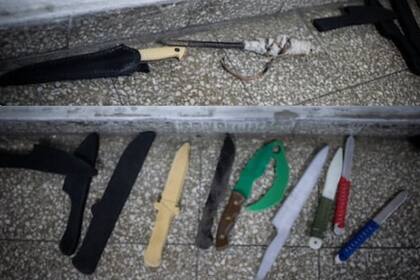 Los cuchillos de goma y madera (abajo) y los que lastimaron la rodilla de Federico (arriba).