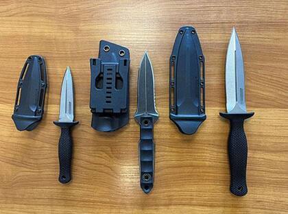Los cuchillos incautados del automóvil del sospechoso Loik Le Priol en Hungría.
