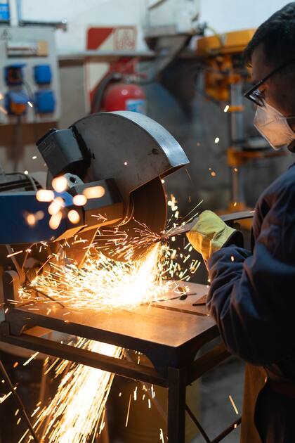 Los cuchillos llevan muchísima mano de obra y se realizan de manera 100% artesanal