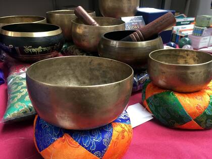 Los cuencos tibetanos pueden aliviar el estrés de las personas de Libra