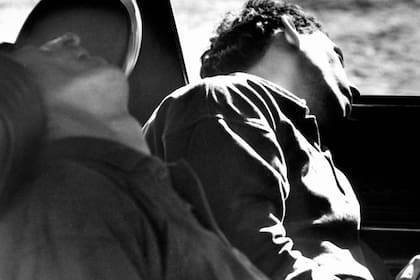 Los cuerpos de Daniel Salvatierra y Carlos Vera, en el vehículo