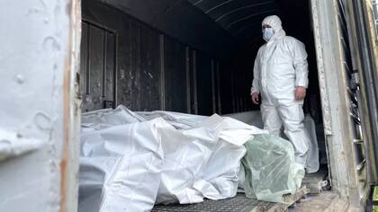 Los cuerpos de decenas de soldados rusos muertos descubiertos cerca de Kiev han sido colocados en vagones de tren refrigerados