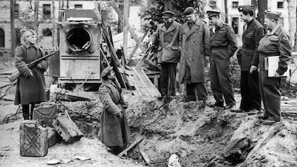 Los cuerpos de Hitler y de Eva Braun fueron enterrados y parcialmente quemados en una zanja abierta por una bomba en el jardín de la Cancillería alemana