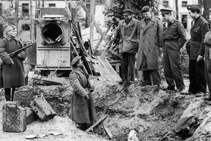 Los cuerpos de Hitler y de Eva Braun fueron enterrados y parcialmente quemados en una zanja abierta por una bomba en el jardín de la Cancillería alemana.