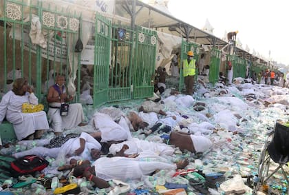 Los cuerpos de los fieles en peregrinación tras la estampida que provocó 717 muertes en el 2015 en las afueras de La Meca
