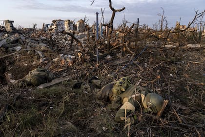 Los cuerpos de soldados rusos yacen en la línea del frente en Andriivka, región de Donetsk, Ucrania, el sábado 16 de septiembre de 2023. 