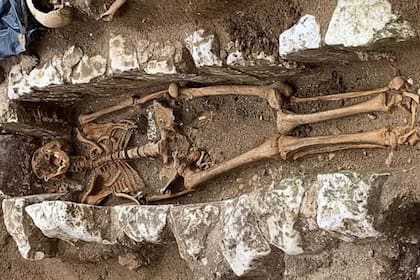 Los cuerpos enterrados fueron encontrados con sus huesos intactos. El terreno funcionó como un cementerio antes de 1250 y después de 1740