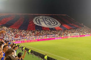 San Lorenzo desplegó su bandera pero un detalle evidente hizo que estallaran los memes