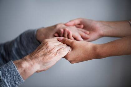 Los cuidadores no terapéuticos de adultos mayores reciben en noviembre un nuevo incremento salarial