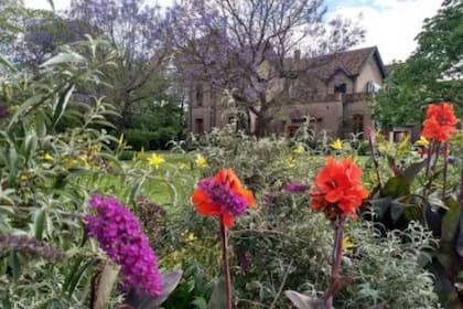 Los cuidados jardines y las vistosas flores son características del Hurlingham Club