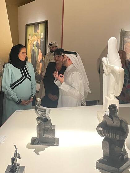 Los curadores de la muestra con la jequesa Al Mayassa bint Hamad Khalifa Al Thani