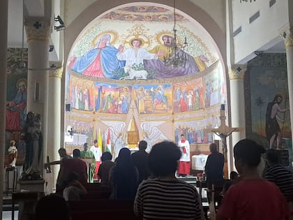 Los curas de la parroquia y hermanas de la Madre Teresa distribuyen alimentos y agua en condiciones extremas a familias necesitadas.