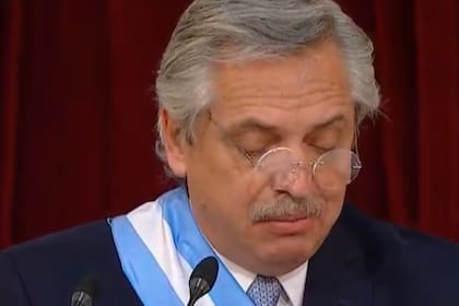 Alberto Fernández lee su discurso ante la Asamblea Legislativa