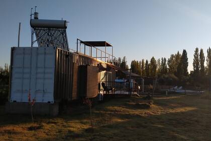 Los curiosos containers en desuso que en la posada ecológica CasArtero, en San Rafael, transformaron en habitaciones, contribuyendo a la economía circular