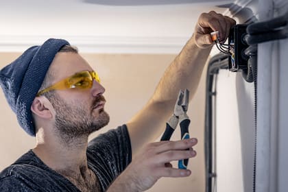 Los cursos cubren desde conceptos básicos de seguridad y electricidad hasta diagnósticos avanzados