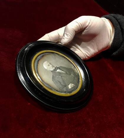 Los daguerrotipos son de tamaño pequeño. Aquí puede verse el que se conserva en el Museo Histórico Nacional.